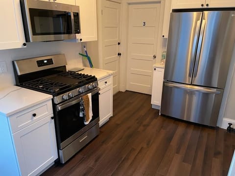 Full-size fridge, microwave, oven, stovetop