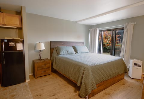 Welcome to Silver Creek 2214 — a charming studio perfectly suited for couples looking to enjoy a relaxing Snowshoe retreat!