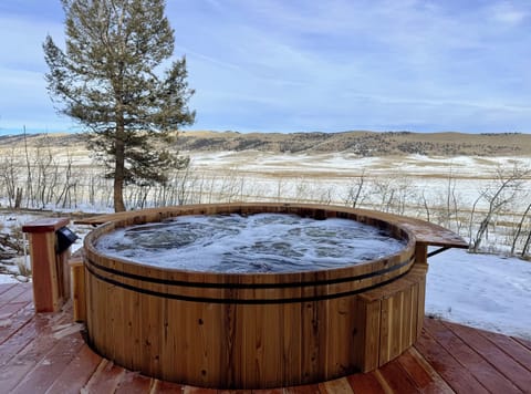 Beautiful cedar hot tub with amazing views, sunrises, and privacy