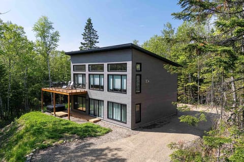 Backyard BBQs, family meals, and endless views, your perfect setting awaits.