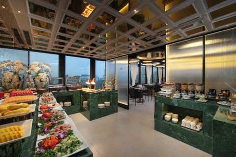 Free daily buffet breakfast