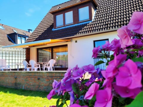 Vacation home with garden and idyllic tranquillity - beach oasis for groups - Holiday home House in Sierksdorf