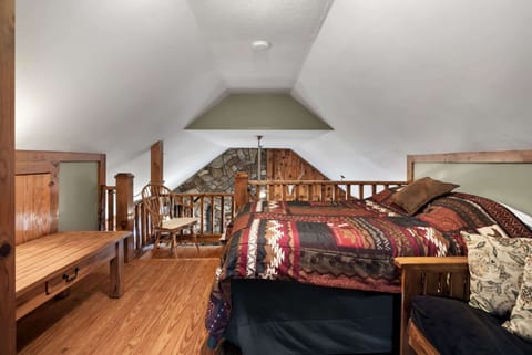 River Access, Loft, Deck, WiFI & Dog Friendly Chalet in Shenandoah Valley