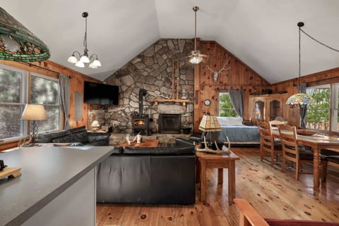 River Access, Loft, Deck, WiFI & Dog Friendly Chalet in Shenandoah Valley