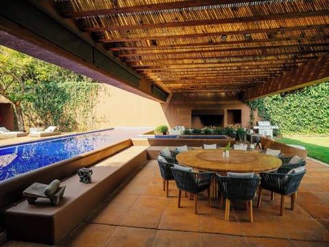 Alberca y comedor exterior 