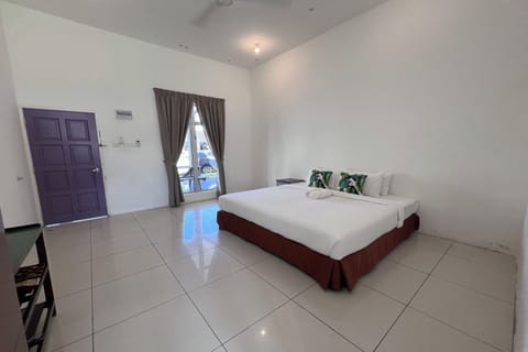 Deluxe Double Room | Desk, free WiFi, bed sheets