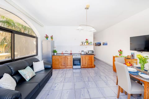 Stay connected with Free WIFI and a 46" TV with international channels