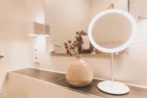 Studio | Bathroom | Towels, soap, toilet paper