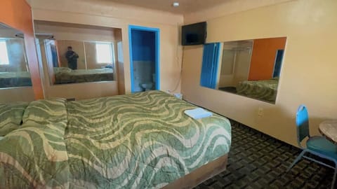 Basic Room, 1 King Bed | Free WiFi