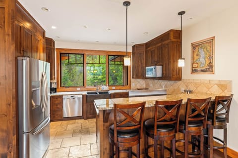 Cook, sip, repeat – this countertop is made for conversations as warm as the oven glow.