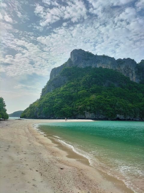Beach nearby, white sand, free beach cabanas, sun loungers