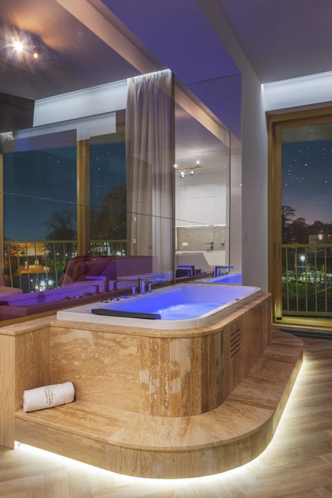 Suite with jacuzzi with river view | Premium bedding, pillowtop beds, individually decorated, blackout drapes