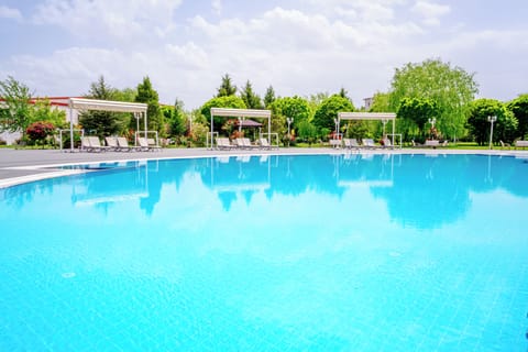 4 indoor pools, 2 outdoor pools