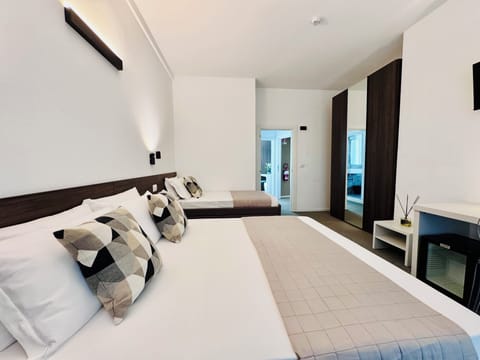 Deluxe Triple Room, Private Bathroom | Premium bedding, memory foam beds, desk, soundproofing