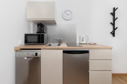 Deluxe Studio Suite | Private kitchen | Coffee/tea maker, electric kettle