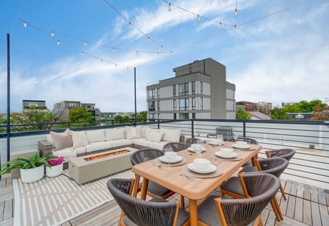 Experience city living at its finest in this stunning urban retreat. Sunsets and cityscapes—this rooftop deck has it all. Dine under the stars, with the city as your backdrop!