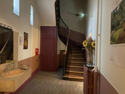 Twin Room, Courtyard View | Living area