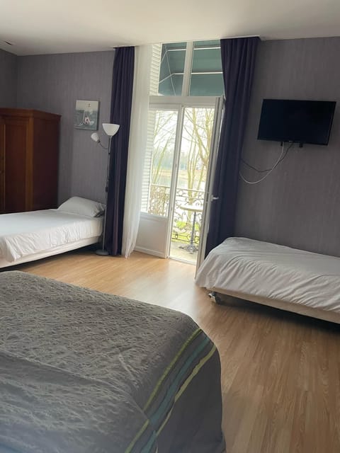 Comfort Quadruple Room | Desk, laptop workspace, soundproofing, free WiFi