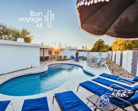 What a setting! Welcome to our amazing Prickly Pear house. You and your guests will enjoy the sunset in the tropical oasis backyard with its majestic *heated pool!