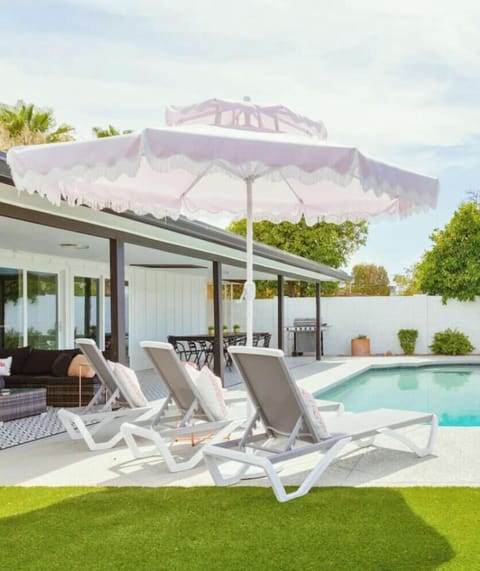 Welcome to our beautiful The Dry Martini! This modern property has 4 bedrooms, 2 baths, a heated pool and so much more. This Scottsdale home is sure to please!