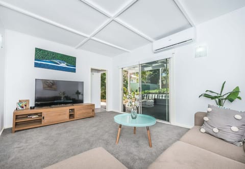 Smart TV, Google chromecast, Air conditioning