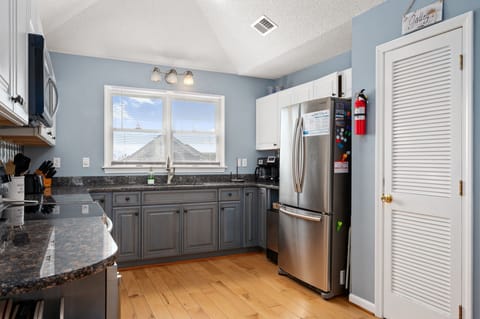 CW03: Starfish Serenade | TL Kitchen - Access to Screened Porch