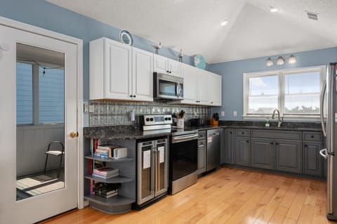 CW03: Starfish Serenade | TL Kitchen - Access to Screened Porch