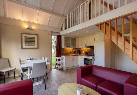 Bungalowpark Simpelveld - Delta 118 EEZZ Living room kitchen dining table