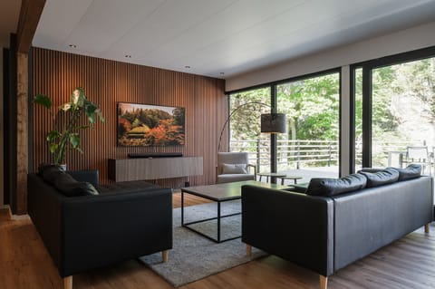 Design modern interior with Samsung "The Frame" and Sonos ARC