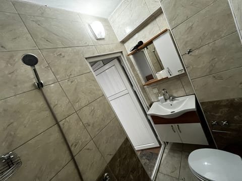 Standard Twin Room, City View | Bathroom | Shower, hair dryer, towels, shampoo