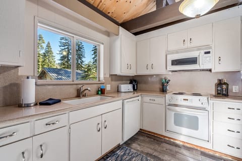 House, 2 Bedrooms | Private kitchen | Fridge, oven, coffee/tea maker, toaster