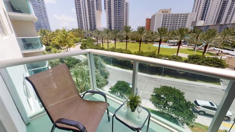 Balcony with Park view! Just steps to the beach! 