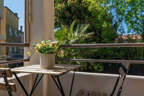 balcone loggiato con tavolino e sedie. sempre esposto al sole e vista giardino.