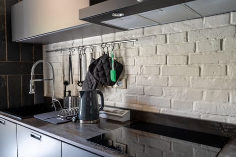 cappa aspirante con scarico esterno, forno microonde e bollitore, full set base.