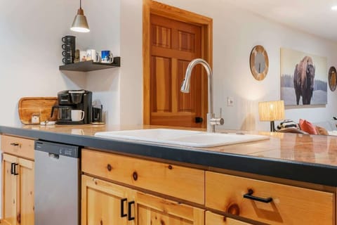 The kitchen is light & bright, with plenty of room. 