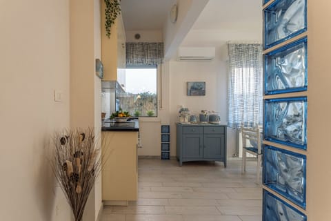 House, Patio, Garden View | Living area | 32-inch flat-screen TV with cable channels