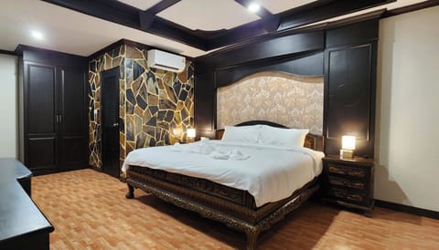 Deluxe Double Room | In-room safe, laptop workspace, free WiFi, bed sheets