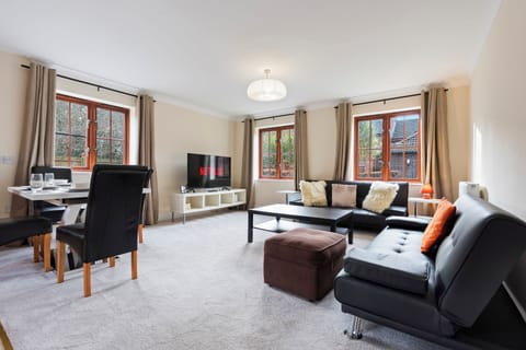 Bright and spacious living area with fast WiFi –perfect for relaxing after work 