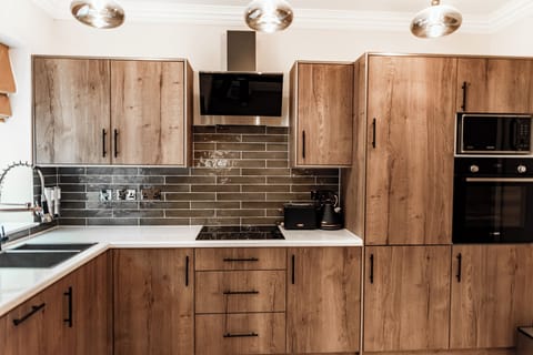 Suite, 1 Bedroom, Bathtub, Courtyard View | Private kitchen | Full-size fridge, microwave, oven, stovetop