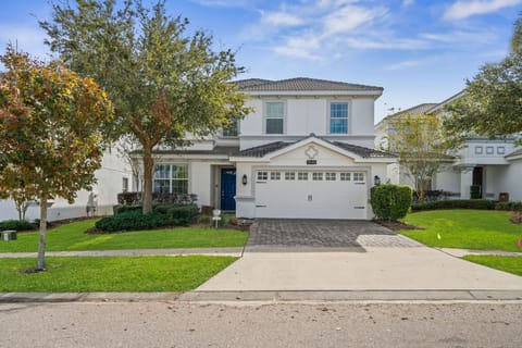 Beautiful curb appeal and inviting entryway. The perfect welcome to your vacation!