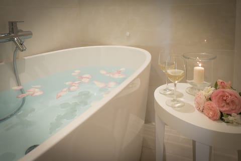 Deluxe Suite, Garden View | Room amenity