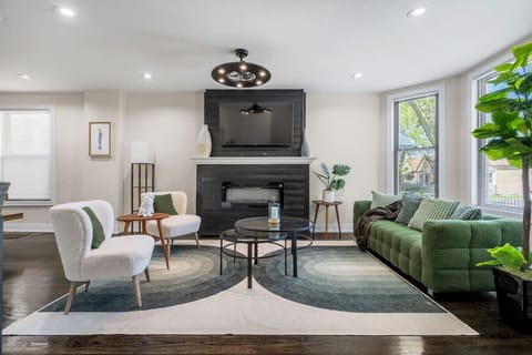 Spacious / New - 8BD/4BTH - Sleeps 16 + Garage! House in Chicago