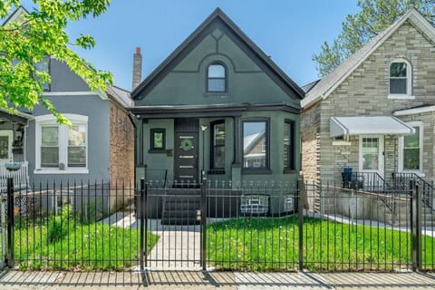 Spacious / New - 8BD/4BTH - Sleeps 16 + Garage! House in Chicago