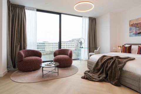 Bedroom Waterfront - Cozy and stylish bedroom with large windows to allow in natural light, for a calm stay and a relaxing wake up.