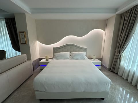 Deluxe Suite | 1 bedroom, desk, blackout drapes, soundproofing