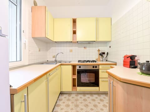 Kitchen, Kitchen Appliance, Major Appliance, Countertop, Wood, Flooring, Interior Design, Cabinetry, Floor, Room