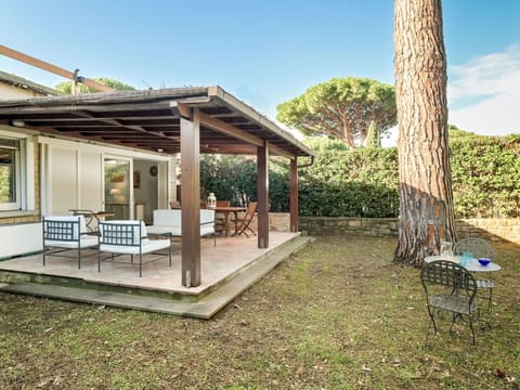 Wood, Furniture, Porch, Garden, Outdoor Furniture, Home, Door, Backyard, Outdoor Structure, Shade