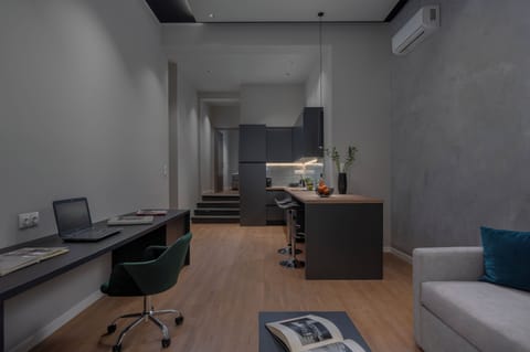 Elegant Suite | Bathroom | Shower, hair dryer, towels, shampoo