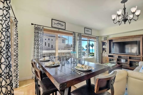 Condo, Multiple Beds, Patio, Ocean View (South Pacific) | Dining