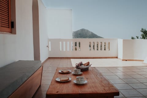 House | 2 bedrooms, desk